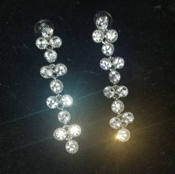 Jewelry - Pretty dangle earrings